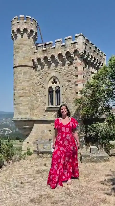 Vídeo: Hérica de costas, de braços abertos, diante da Torre Magdala