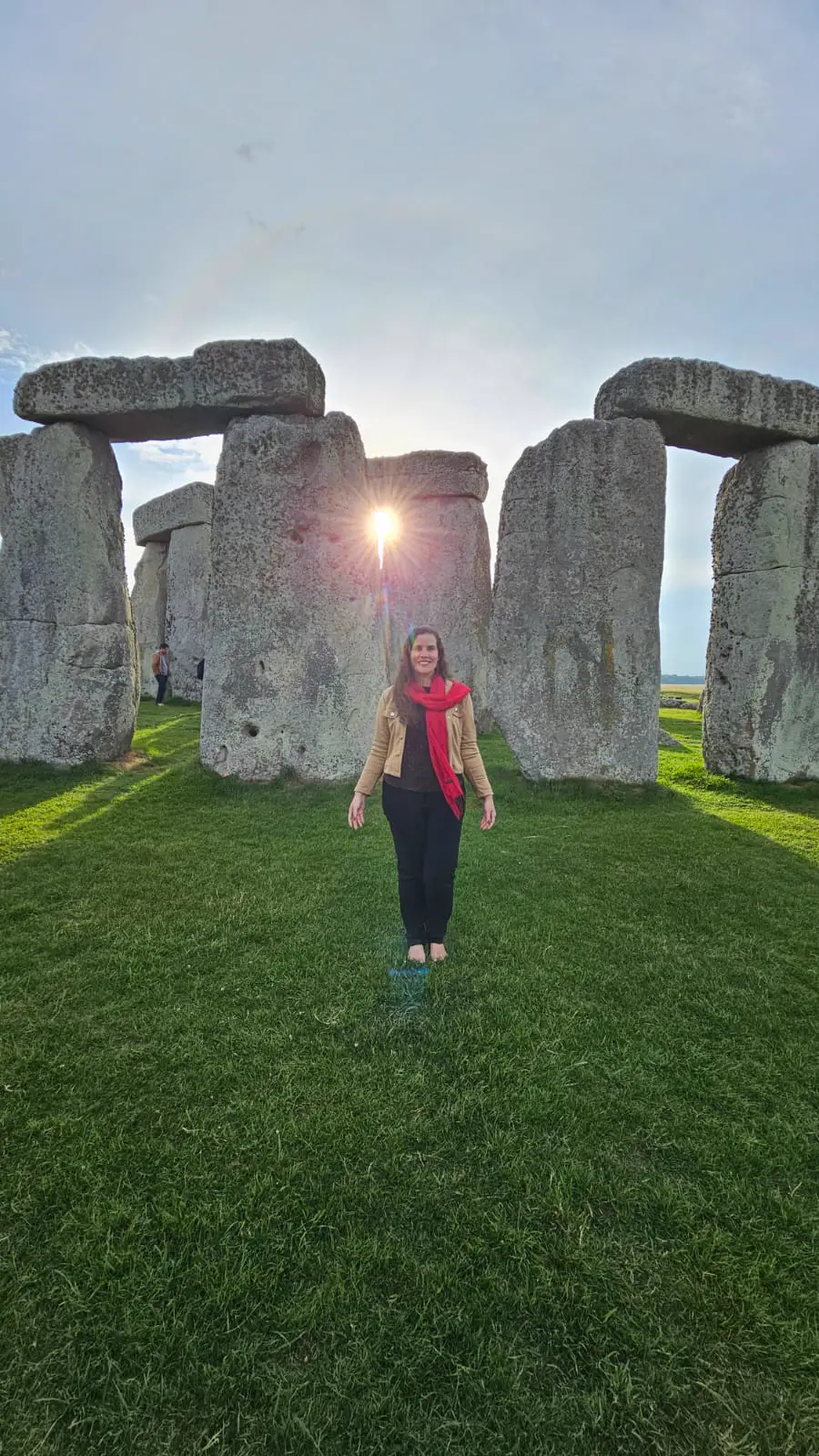 Hérica entre as pedras de Stonehenge, com o sol ao fundo